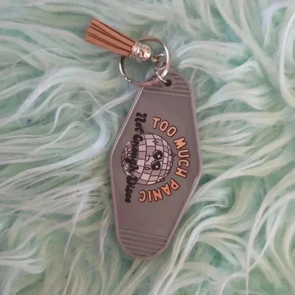Handmade retro motel keychain. The listing price is for one keychain only - Picture 4 of 5